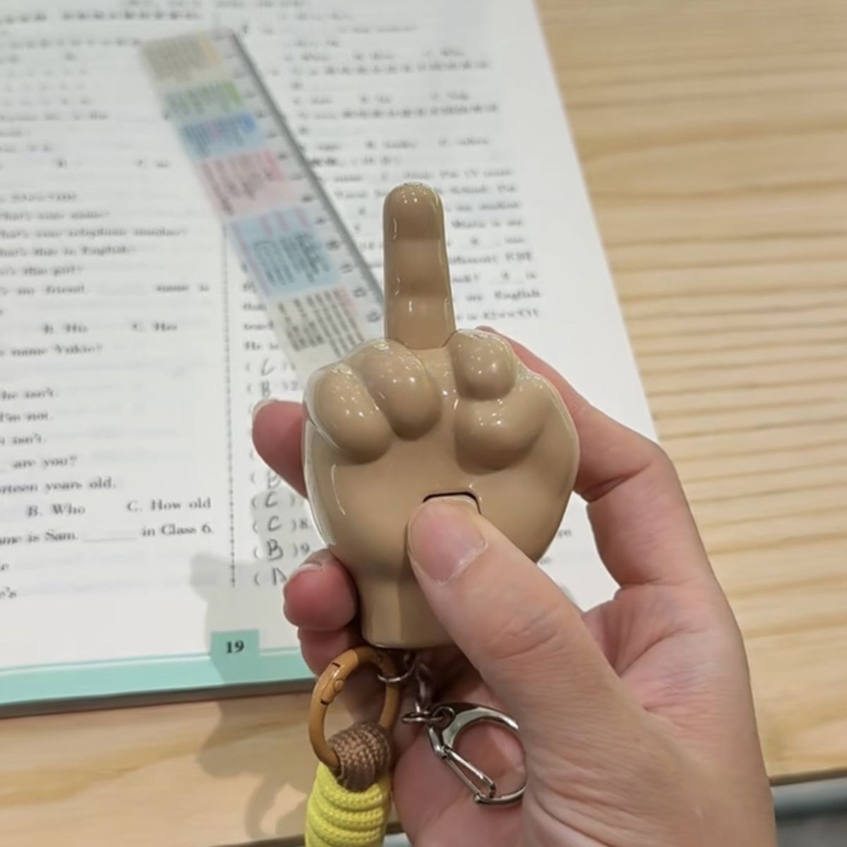 Middle Finger Keychain Funny P - đánh giá và giá Pop Display Shelf